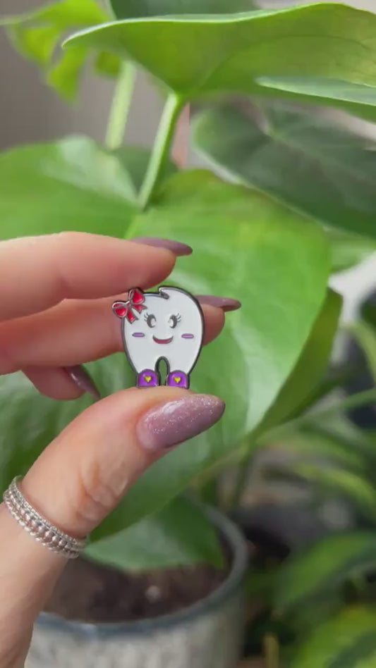 Lapel pin of tooth doll gift for dental students