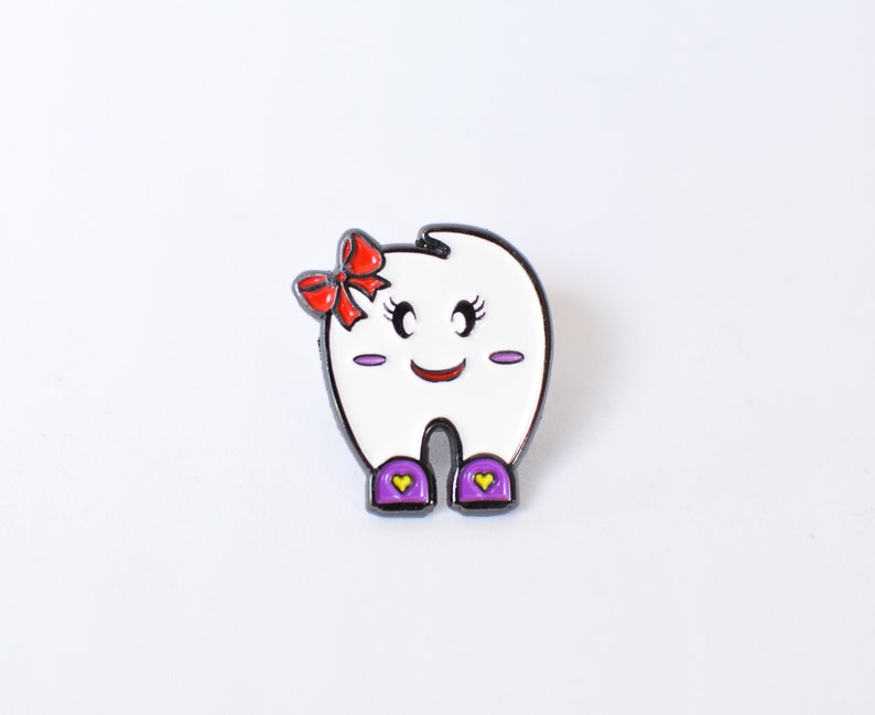 Lapel pin of tooth doll gift for dental students