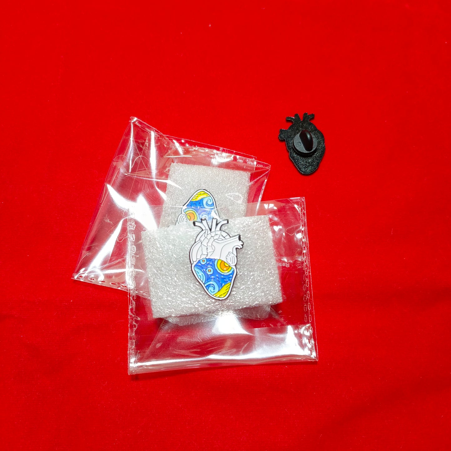 Lapel pins brooch of hert section view blue