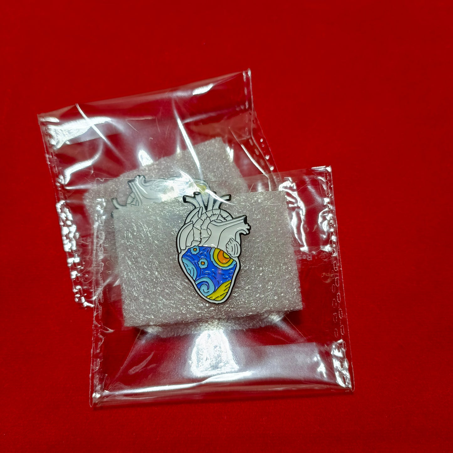 Lapel pins brooch of hert section view blue